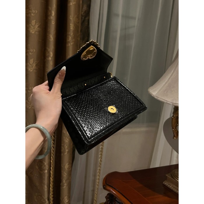 Elegant Women's Shoulder Bag – Premium Materials & Stylish Ring Clasp