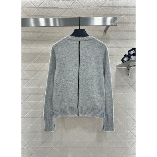 Maglione in Lana Color-Block Ricamato | Pullover Girocollo in Lana Morbida con Emblema sul Petto