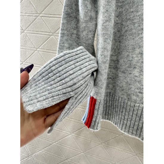 Maglione in Lana Color-Block Ricamato | Pullover Girocollo in Lana Morbida con Emblema sul Petto