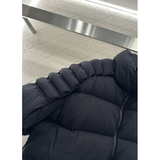 Piumino a Collo Alto con Motivo Rettangolare in Rilievo – Giacca Leggera in Nylon Riciclato con Piuma d’Oca Bianca