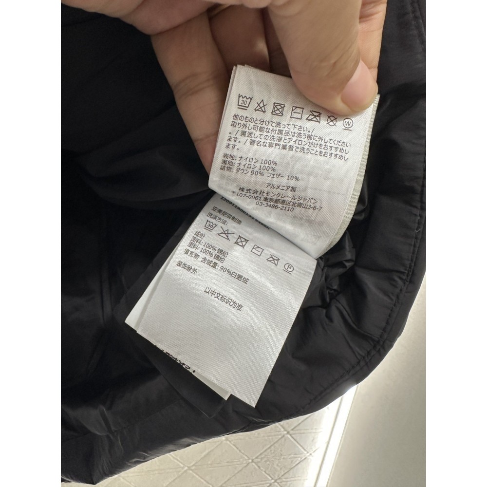 Piumino a Collo Alto con Motivo Rettangolare in Rilievo – Giacca Leggera in Nylon Riciclato con Piuma d’Oca Bianca