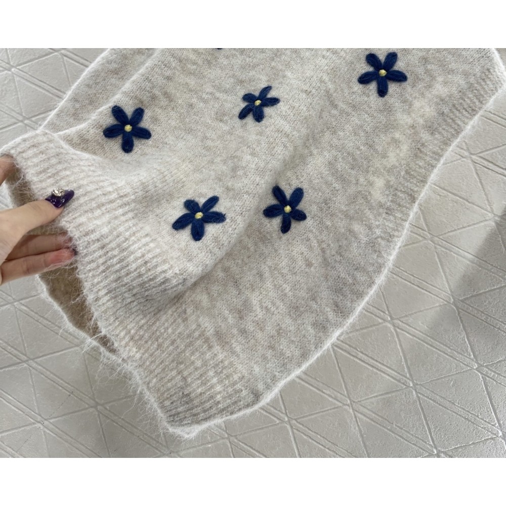 Gilet in Maglia di Lana con Fiori 3D e Dettagli Crochet
