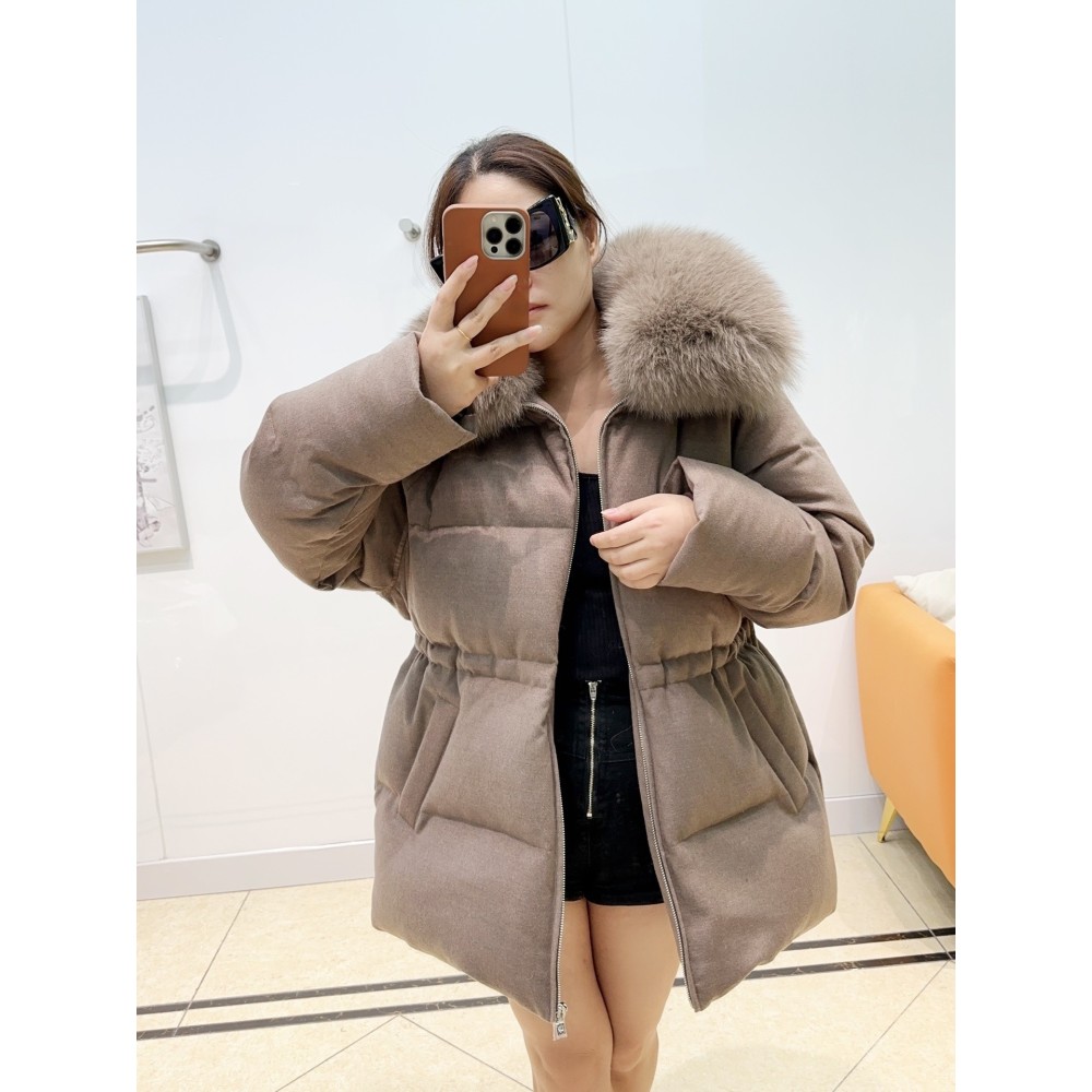 Cappotto di Lusso in Lana e Cashmere con Piumino d’Oca e Collo in Volpe