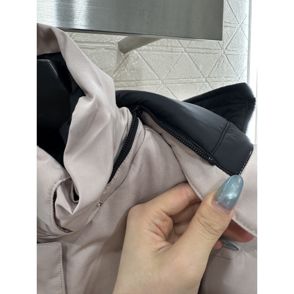 Piumino Slim Fit con Cappuccio Staccabile e Polsini con Fibbia