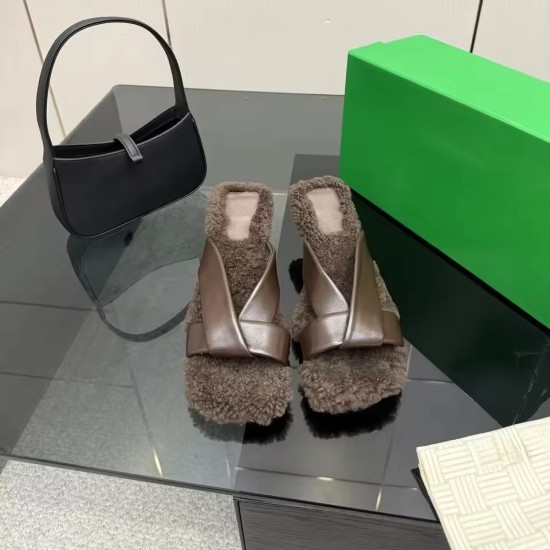 Sandali Infradito Sabot in Pelle - Mules con Interno in Montone e Tacco Basso