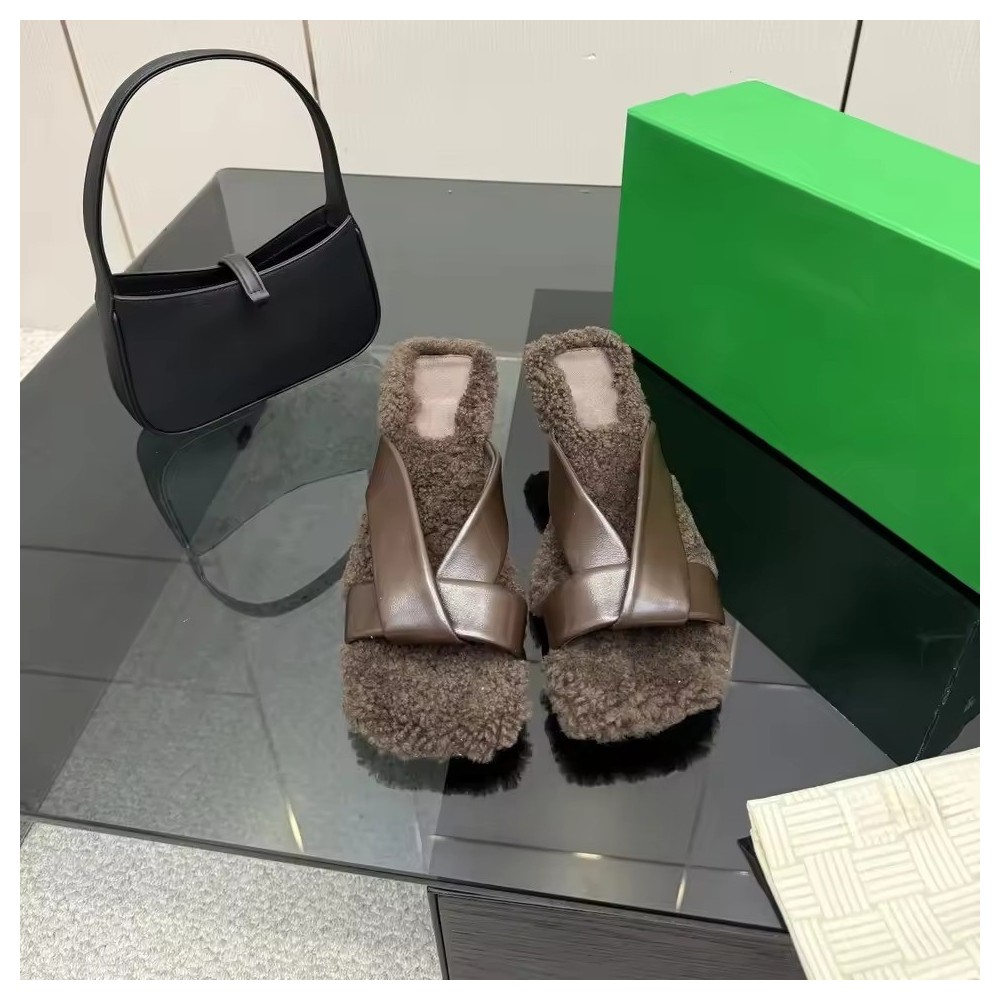 Sandali Infradito Sabot in Pelle - Mules con Interno in Montone e Tacco Basso