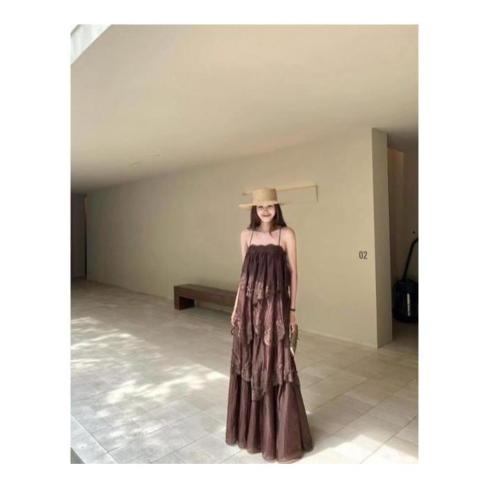 Vestito Maxi Marrone Cioccolato a Strati con Spalline Sottili e Pizzo